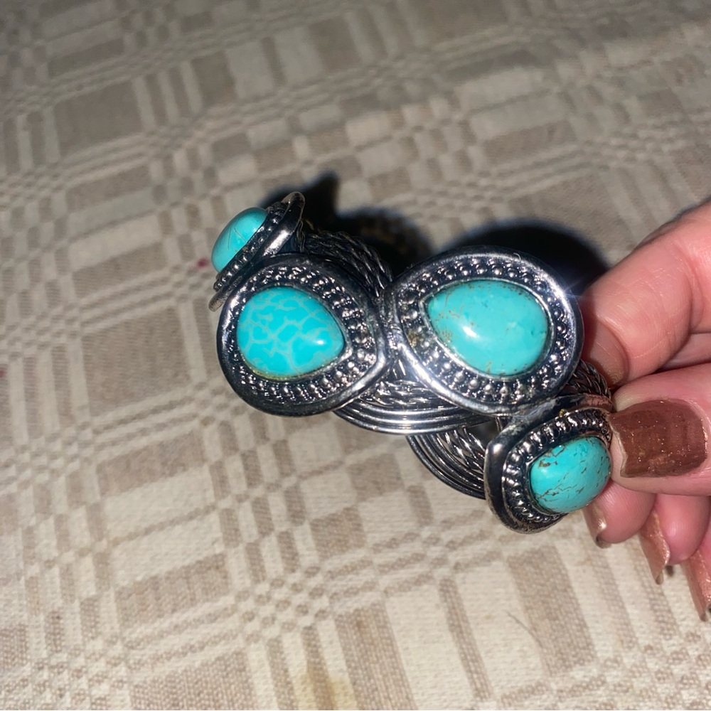 Southwestern style Faux Turquoise and silver tone cuff Bracelet NICE !! - Picture 2 of 4